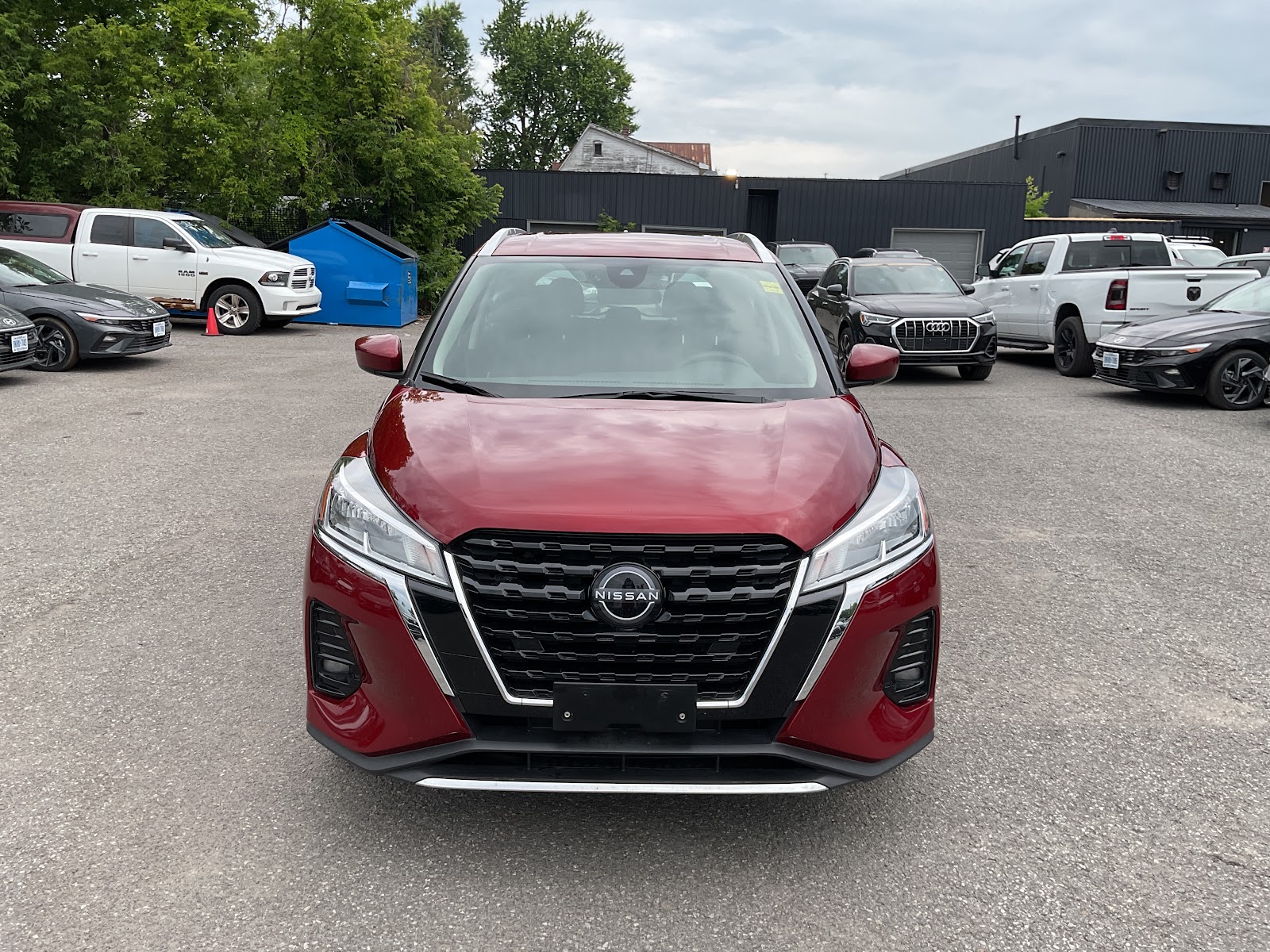 2025 NISSAN KICKS PLAY SV — photo 2
