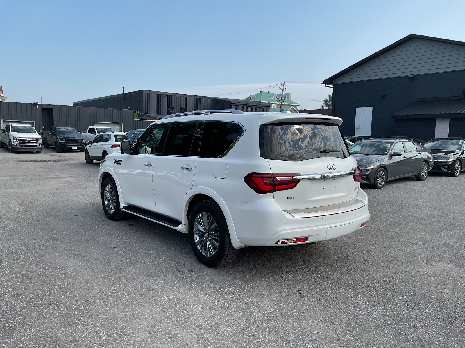 2023 INFINITI QX80 LUXE — photo 4