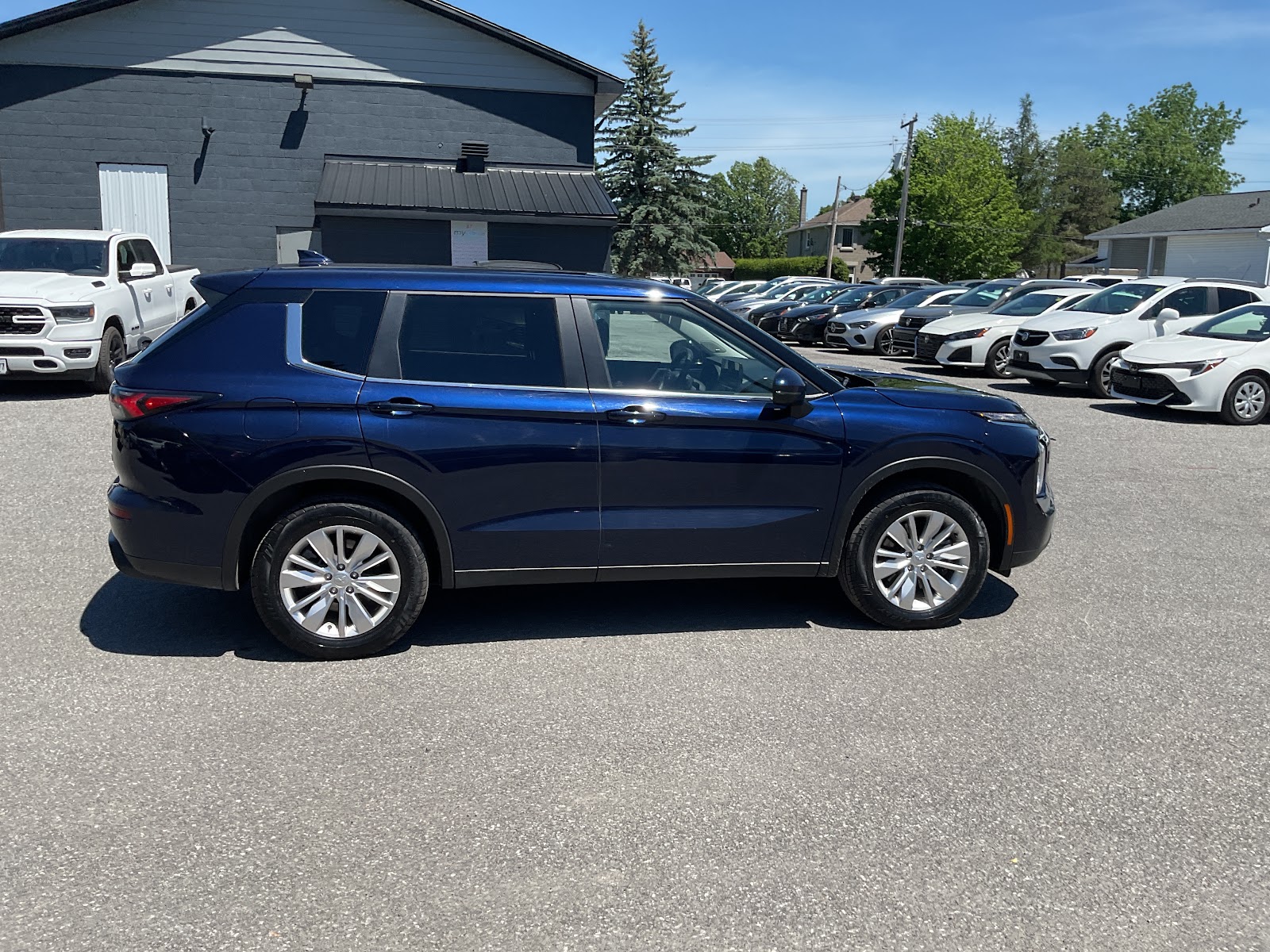 2025 MITSUBISHI OUTLANDER ES — photo 7