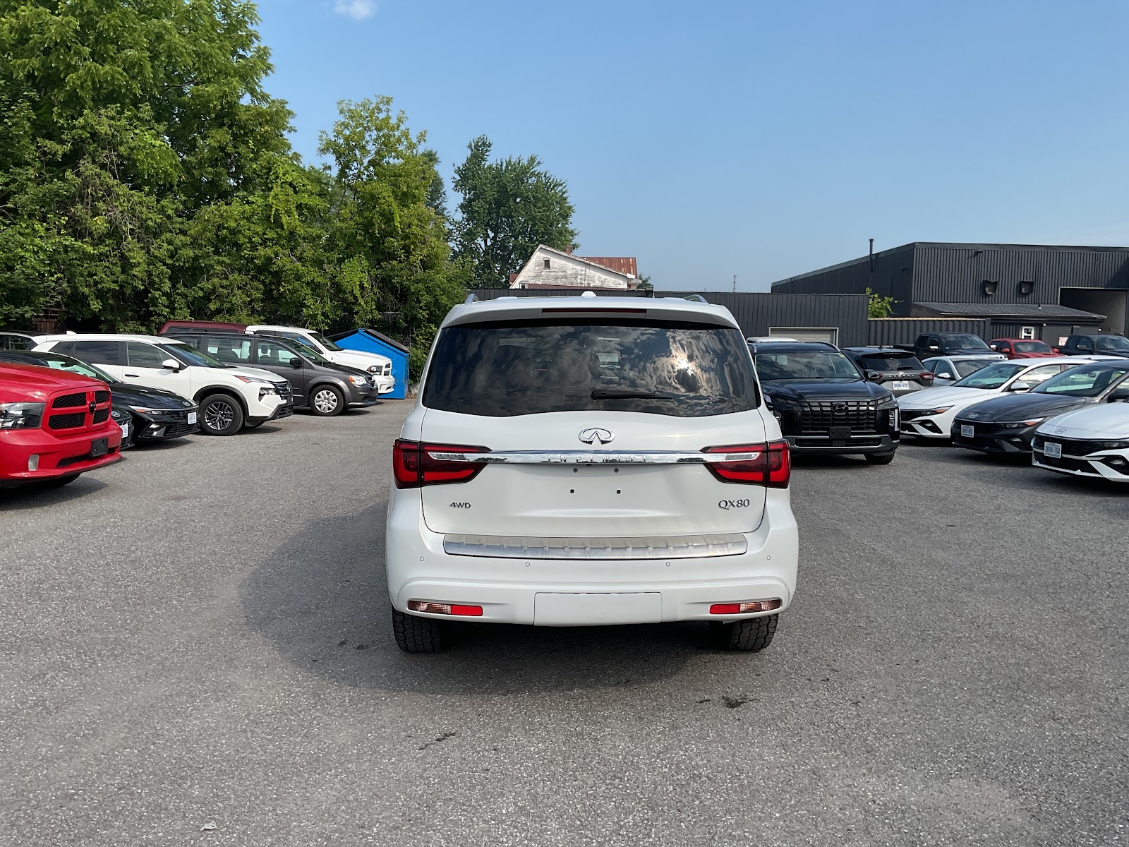 2023 INFINITI QX80 LUXE — photo 5