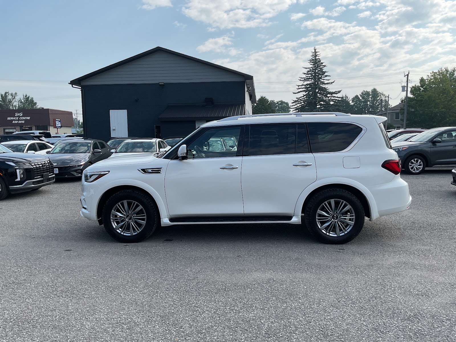 2023 INFINITI QX80 LUXE — photo 3