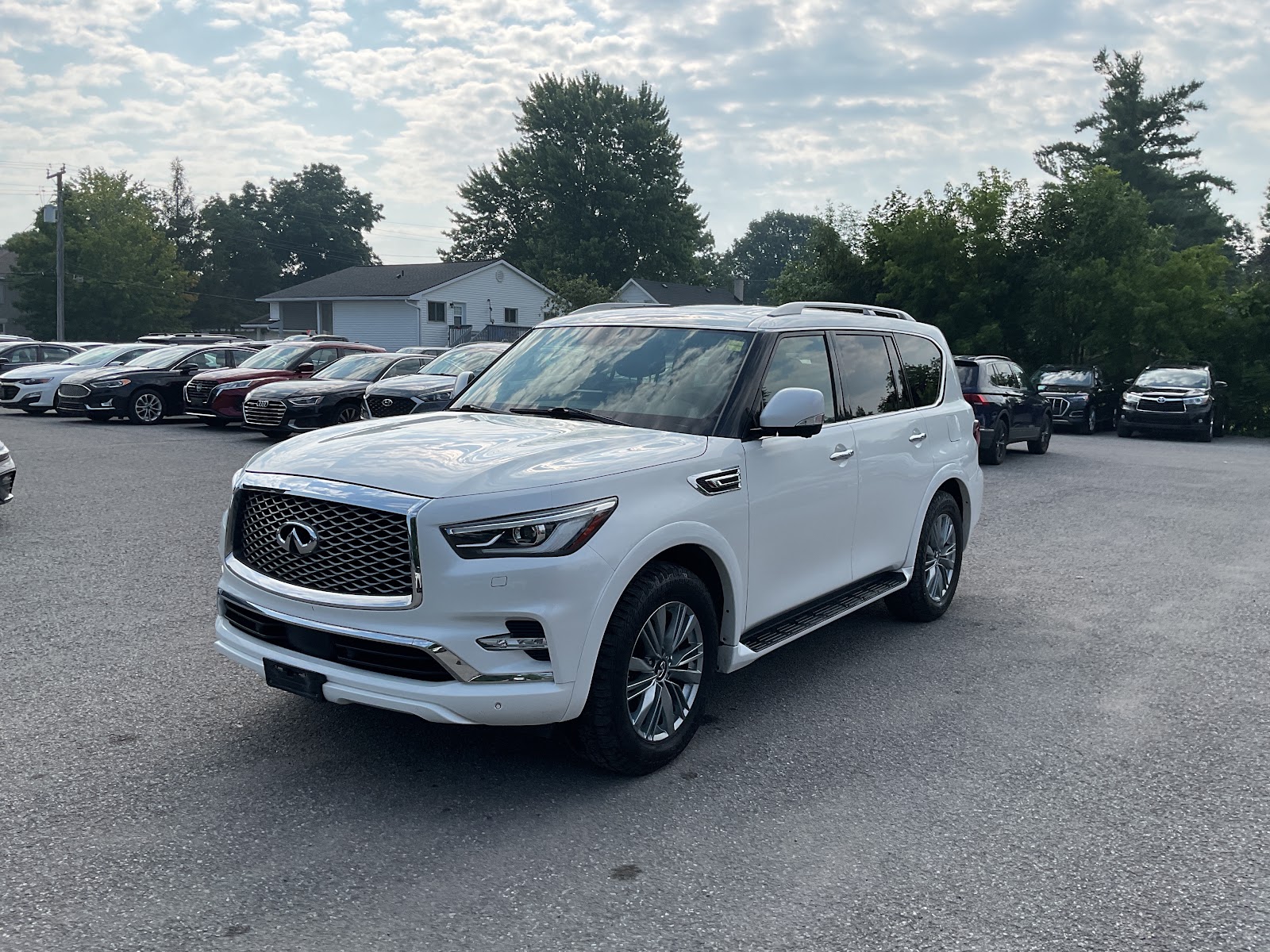 2023 INFINITI QX80 LUXE