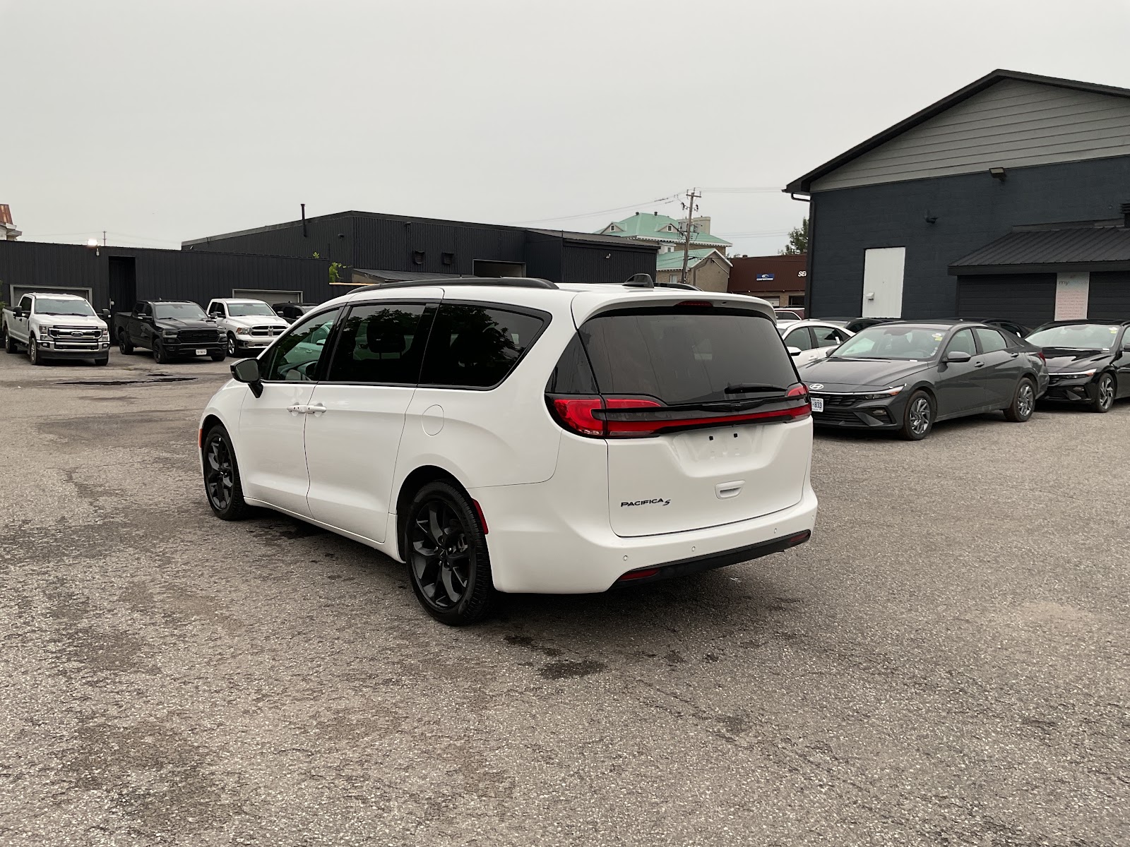2024 CHRYSLER PACIFICA TOURING-L — photo 8